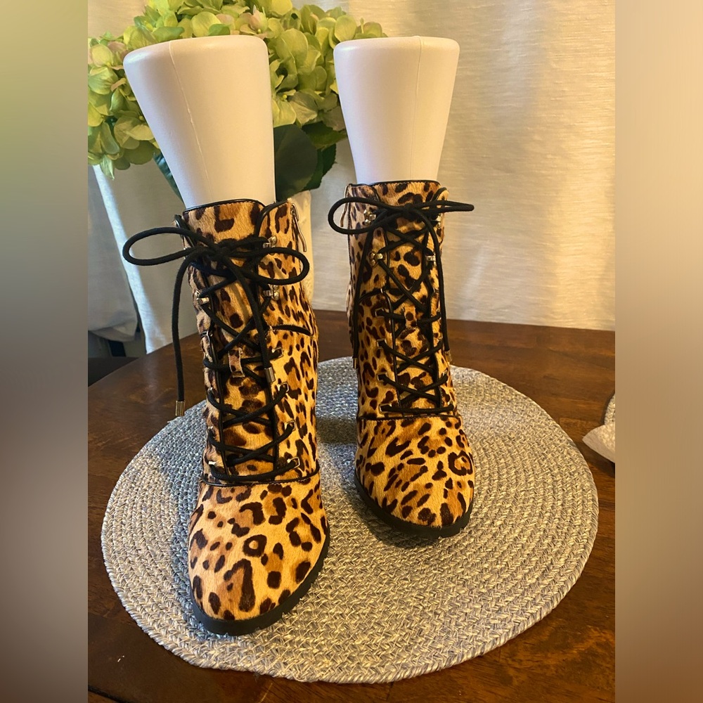 NWOT -ANKLE BOOTS- Antonio Melani animal print ankle boots size 10 - Picture 2 of 8